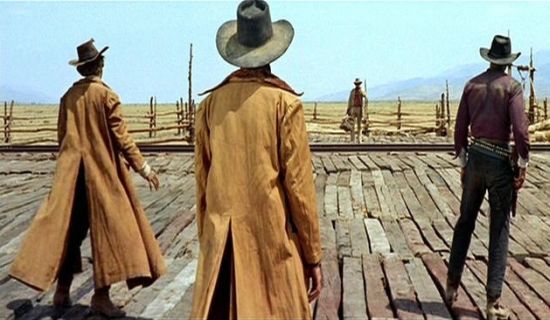 Charles Bronson, Jason Robards e Henry Fonda in Cera una volta il West. Sullo sfondo la ferrovia che rappresentava la fine dellepoca dei cowboy