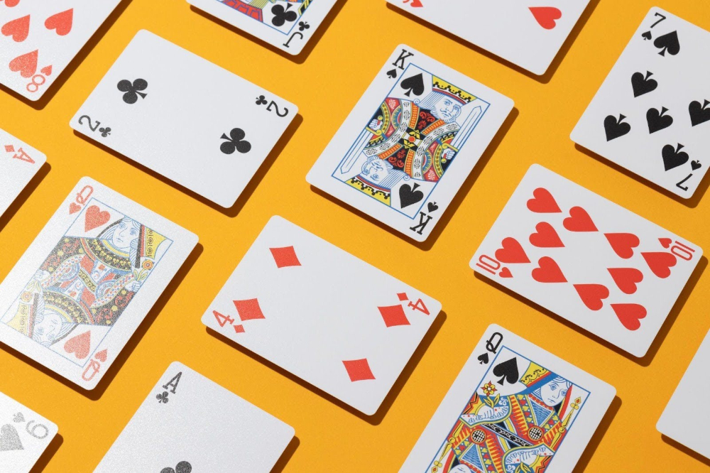 Tipi di mazzi di carte: caratteristiche e usi nei giochi di carte online