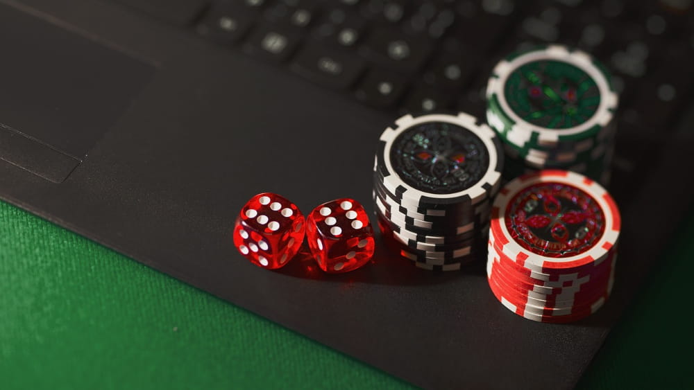 Fattori demografici e normativi che influenzano la partecipazione al poker online in Italia